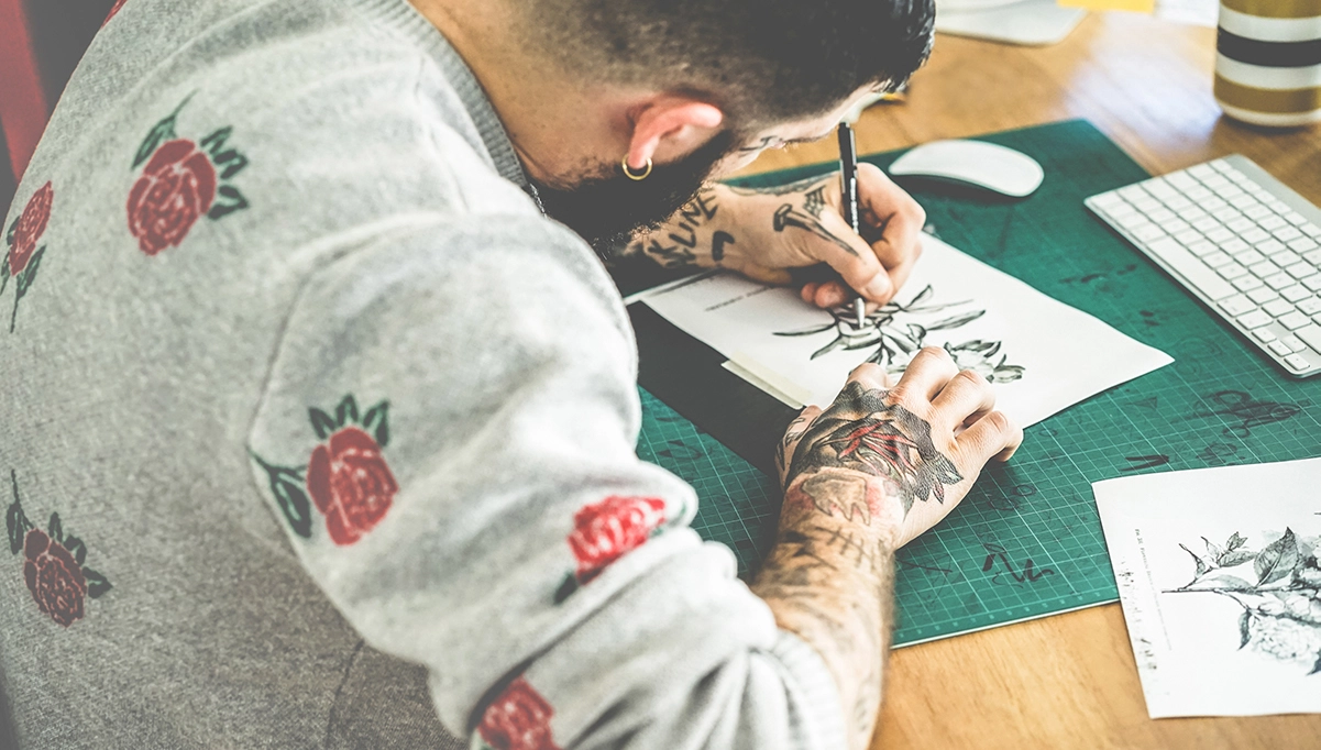 Mann bereitet ein Tattoo-Design vor